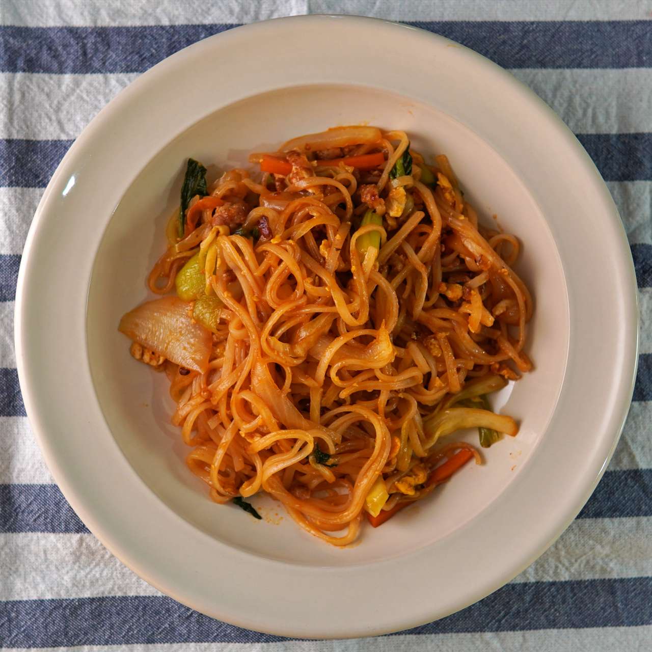 FRIED RICE NOODLES RECIPE WITH SRIRACHA SAUCE