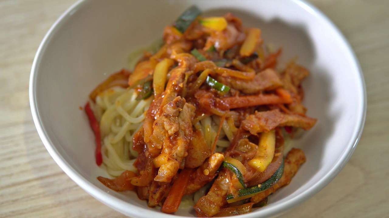 CHINESE STYLE SPICY STIR-FRY PORK WITH NOODLES